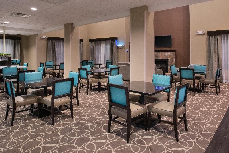 Holiday Inn Express & Suites Bakersfield Airport 3