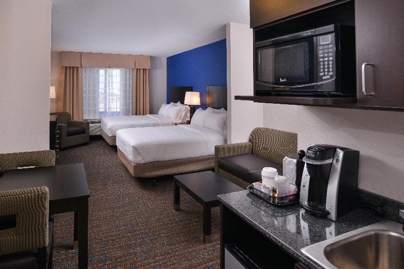 Holiday Inn Express & Suites Bakersfield Airport 4