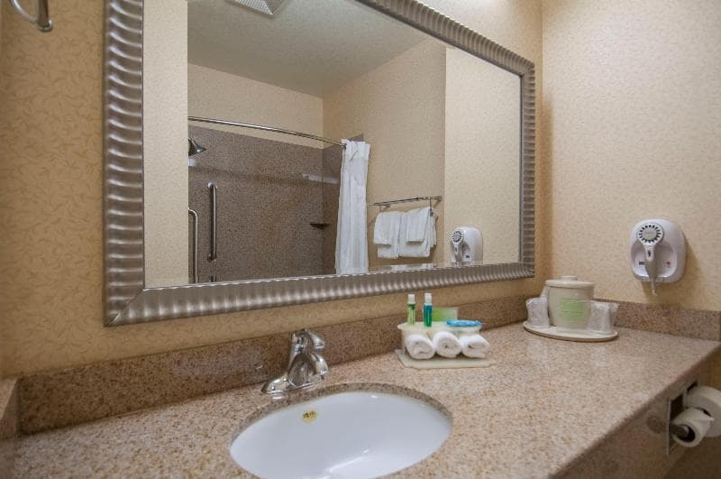 Holiday Inn Express & Suites Bakersfield Central photo 1