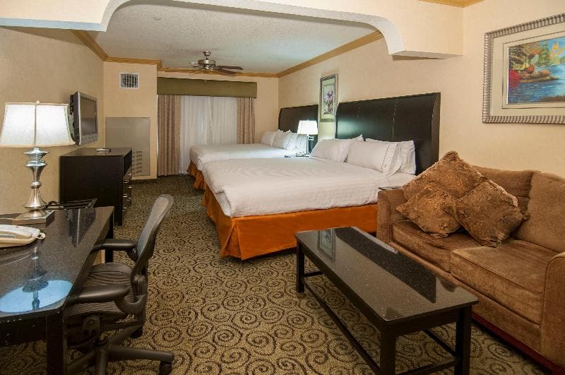 Holiday Inn Express & Suites Bakersfield Central 3