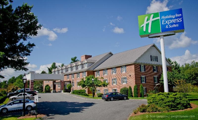 Holiday Inn Express & Suites Merrimack 2