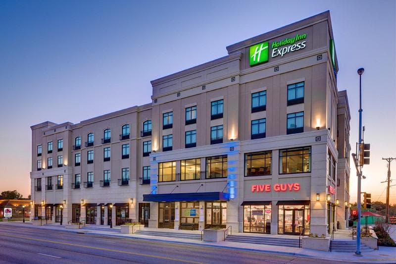 Holiday Inn Express And Suites Kansas City Ku Medi 4