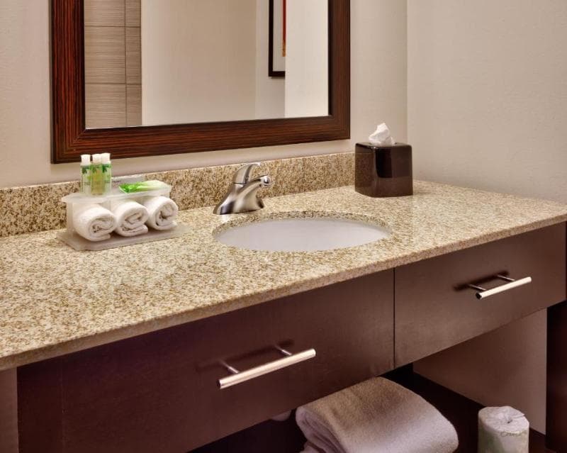 Holiday Inn Express And Suites Overland Park 3
