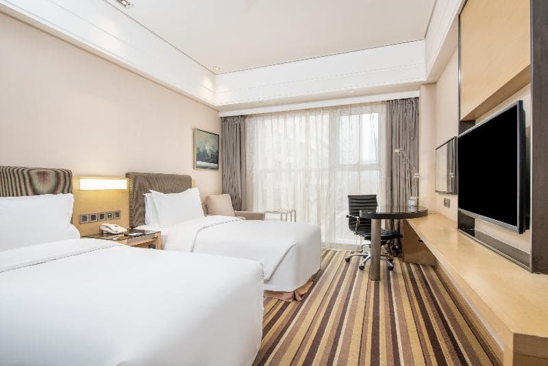 Holiday Inn Express Golden Cor 3