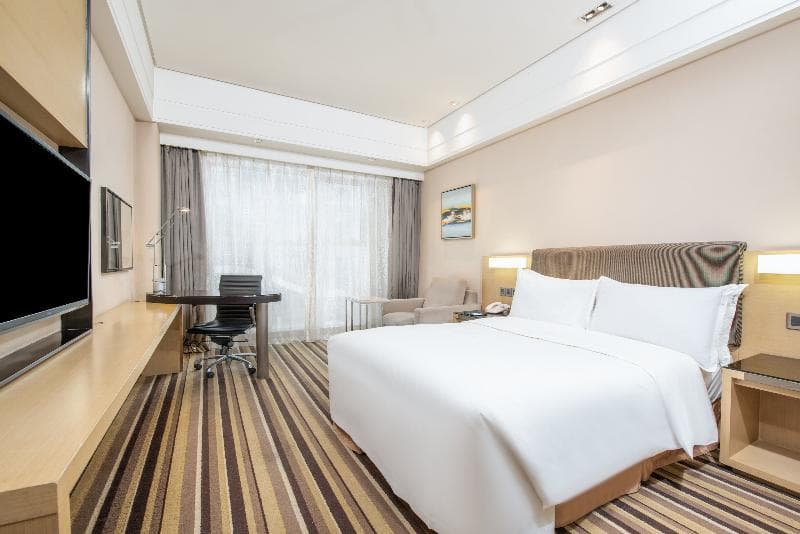 Holiday Inn Express Golden Cor 4