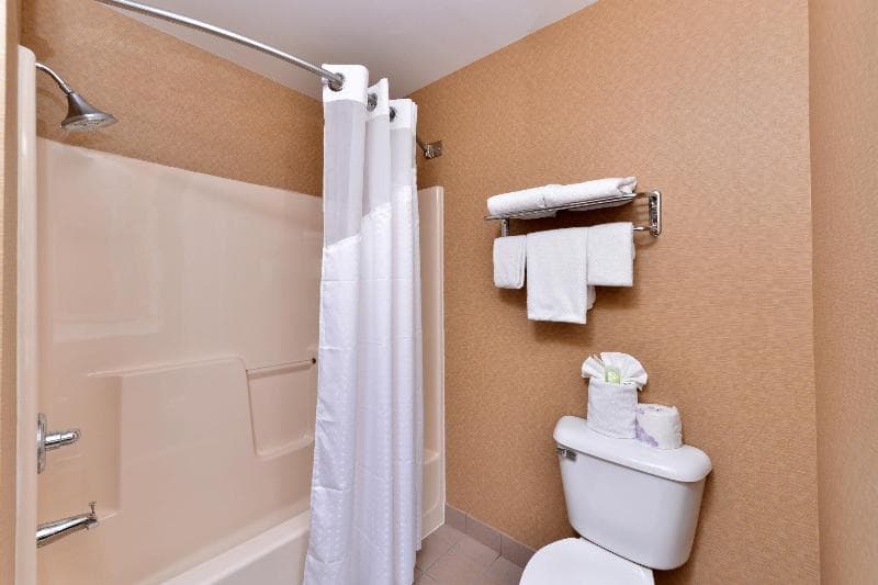 Holiday Inn Express And Suites Cincinnati Blue Ash 4