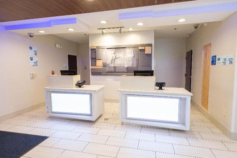 Holiday Inn Express And Suites Clinton 2