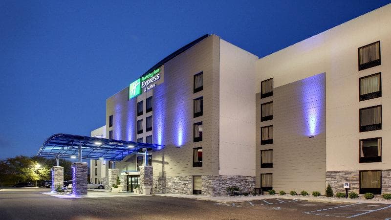 Holiday Inn Express And Suites Jackson Downtown Co 5