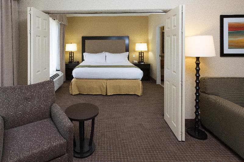 Holiday Inn Express & Suites Jacksonville Airport 2