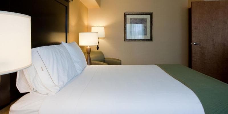 Holiday Inn Express & Suites Woodland Hills 3
