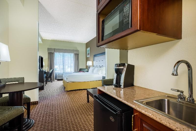 Holiday Inn Express And Suites North East 4