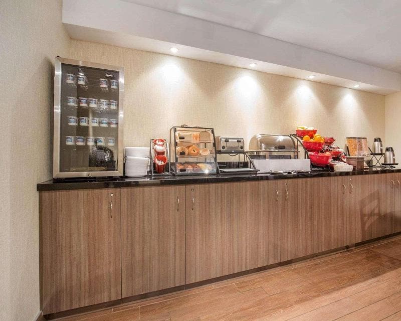 Econo Lodge Taber 3