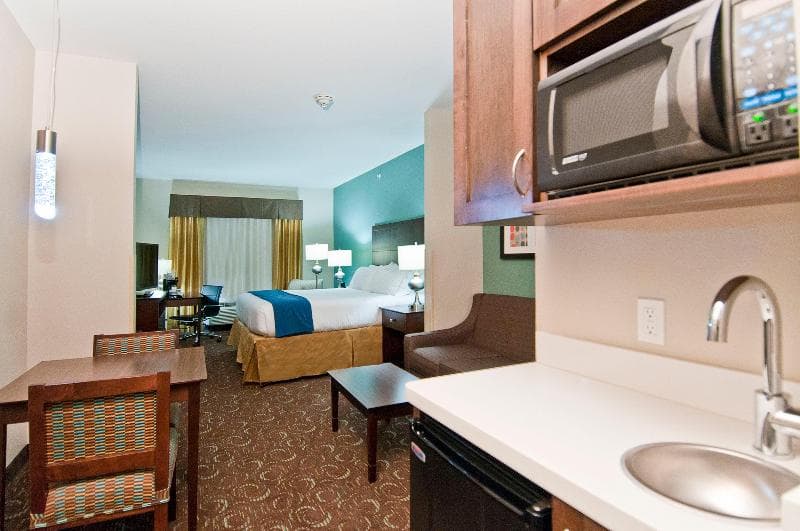 Holiday Inn Express And Suites San Antonio Se By A 3