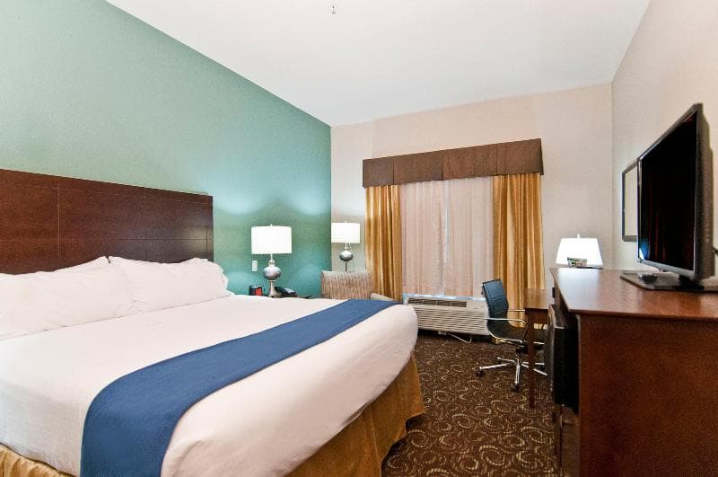Holiday Inn Express And Suites San Antonio Se By A 5