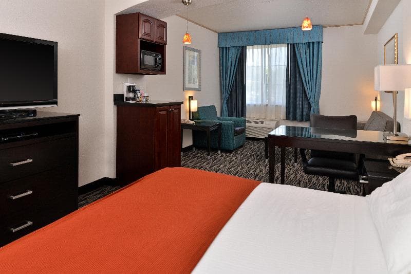 Holiday Inn Express And Suites Tacoma South Lakewo 3