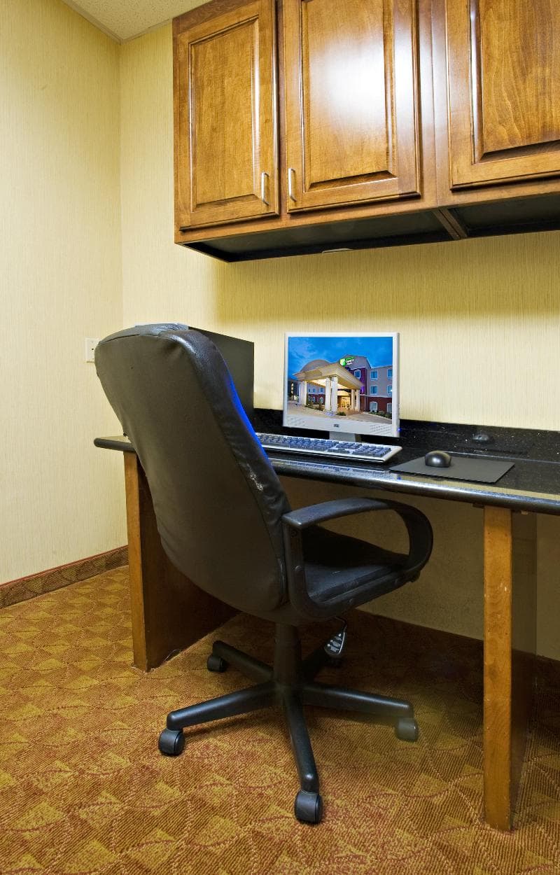 Holiday Inn Express & Suites Sweetwater 4