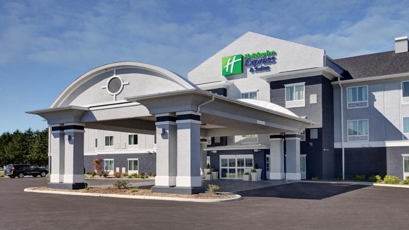 Holiday Inn Express And Suites North Fremont 2