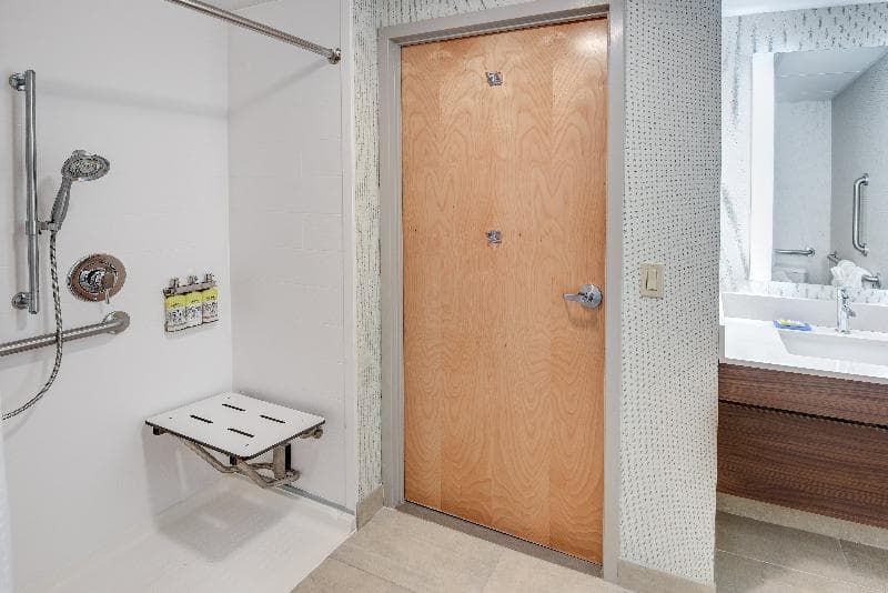 Holiday Inn Express & Suites West Long Branch - Eatontown 5