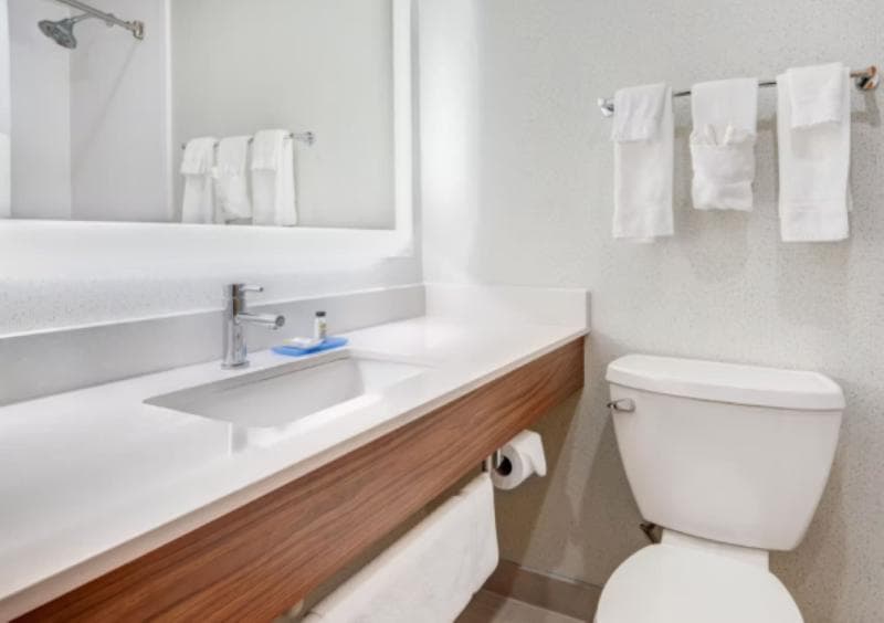 Holiday Inn Express & Suites West Long Branch - Eatontown 4