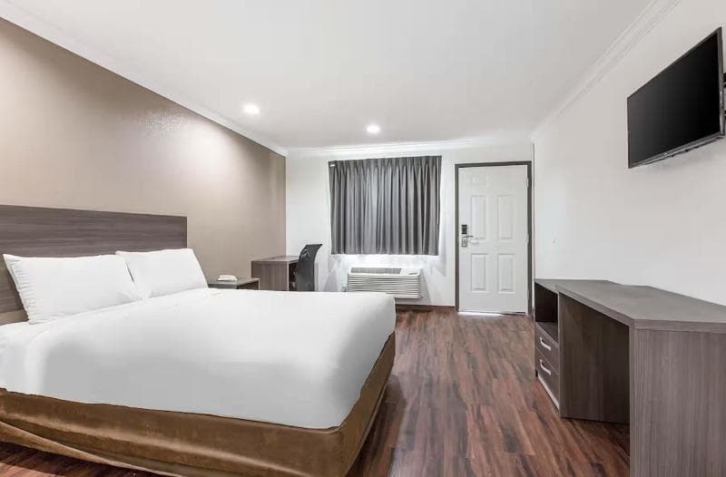 Econo Lodge Near Bakersfield Fairgrounds photo 1