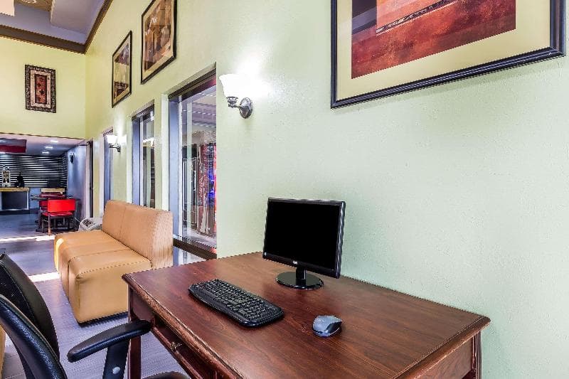 Rodeway Inn photo 1