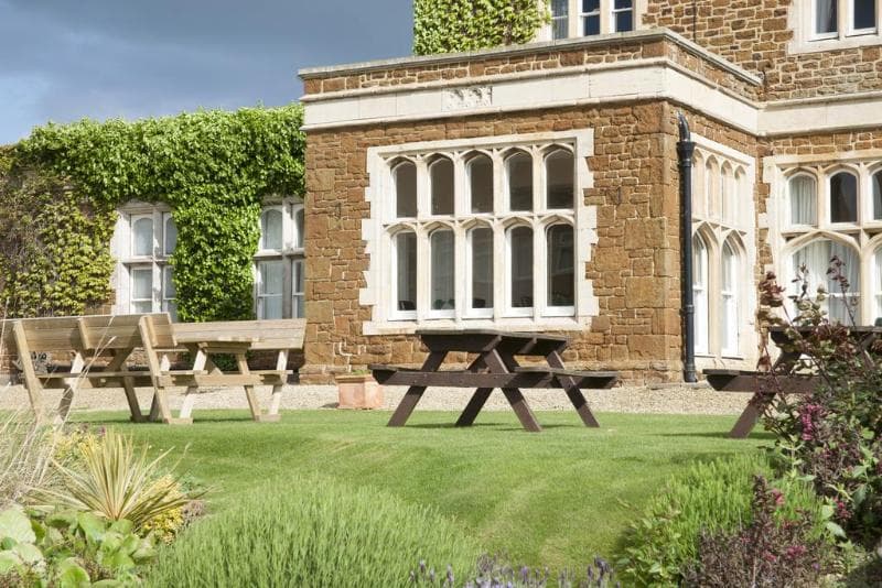 The Golden Lion Hotel 5