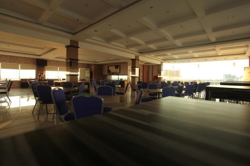 W Three Premier Hotel Makassar 4