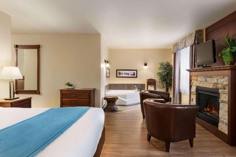 Days Inn by Wyndham Levis 5