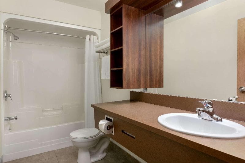 Days Inn by Wyndham Levis 4
