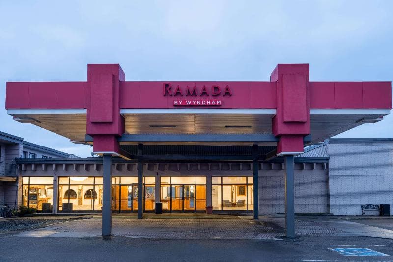 Ramada by Wyndham Thunder Bay Airlane Hotel 3