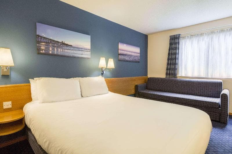 Days Inn By Wyndham Magor 2