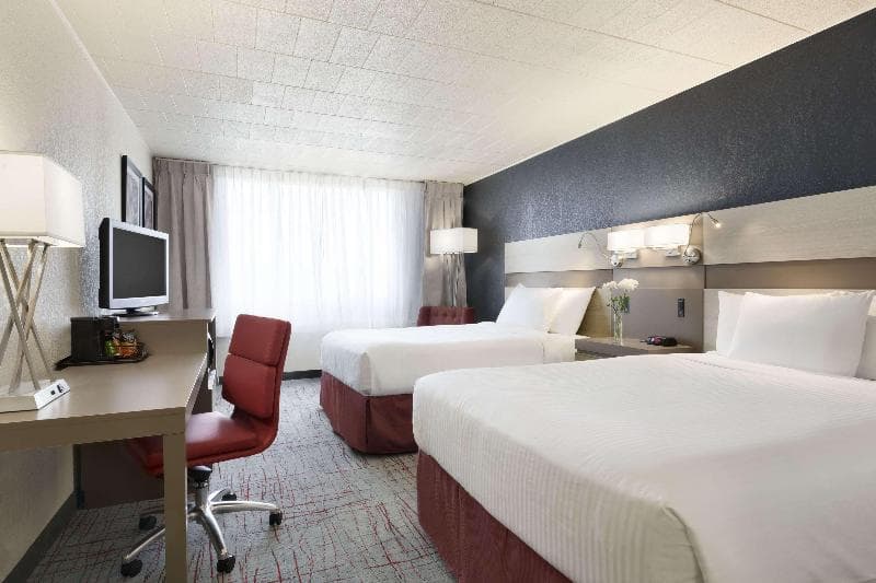 Ramada by Wyndham Beaver Falls 4