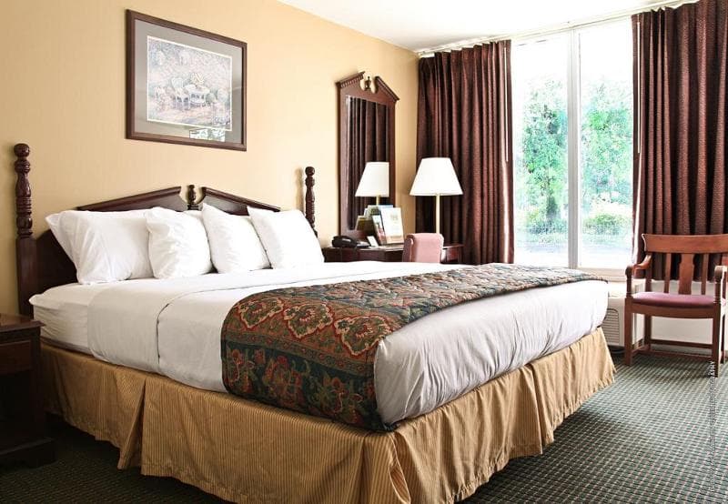 Carmel Inn & Suites 4