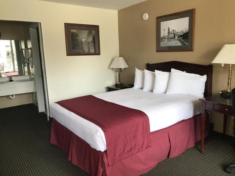 Carmel Inn & Suites 5