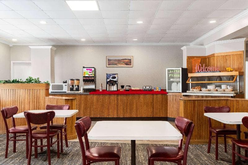Ramada by Wyndham Richland Center 4