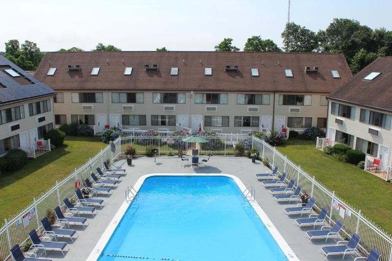 Admiralty Inn Suites 5