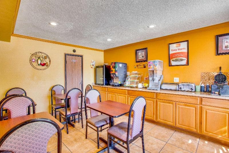 Econo Lodge Inn Suites Suburbs 2