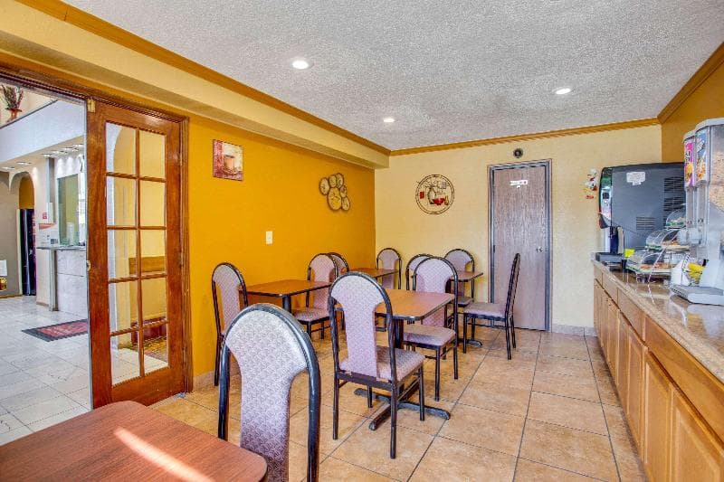 Econo Lodge Inn Suites Suburbs 4