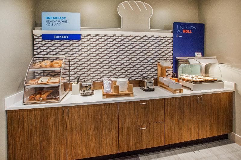 Holiday Inn Express & Suites Commerce 3