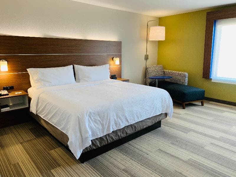 Holiday Inn Express Suites Moore 3
