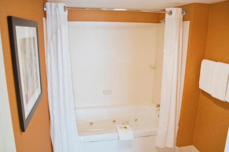 Holiday Inn Express & Suites Amherst-Hadley 4