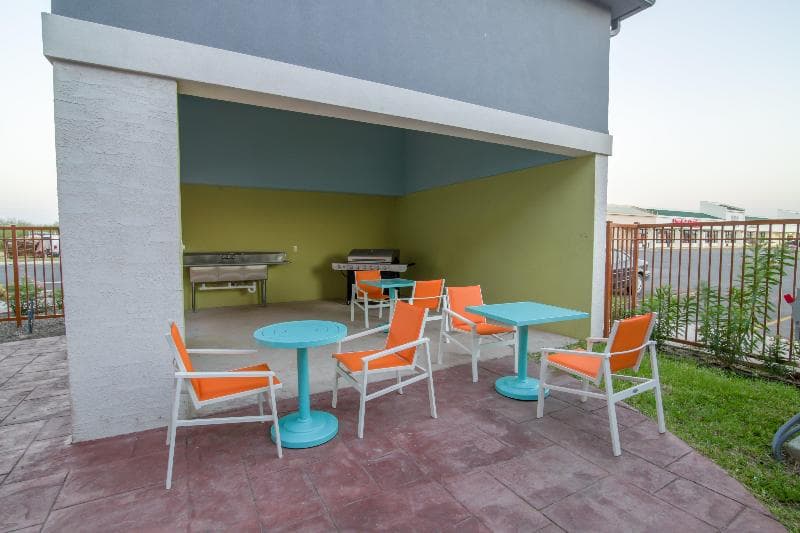 Holiday Inn Express Suites Raymondville 5