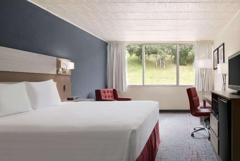 Ramada By Wyndham Uniontown 3