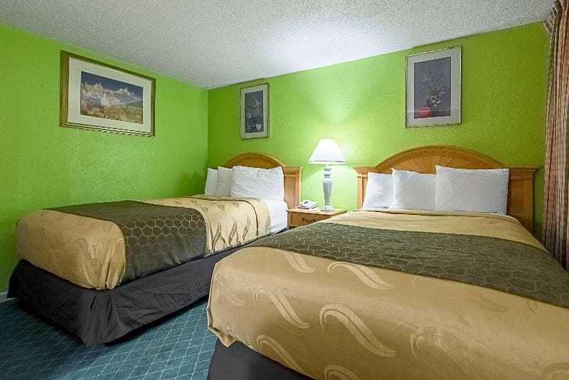 Rodeway Inn 4