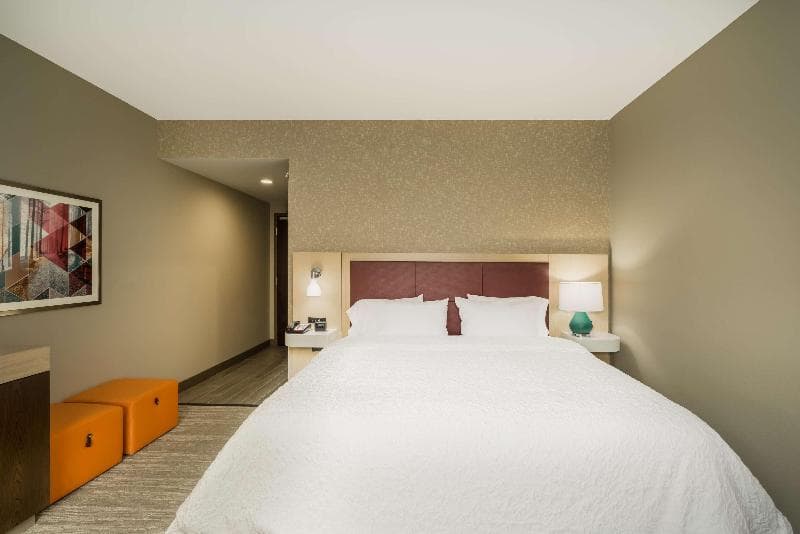 Hampton Inn Newport 3