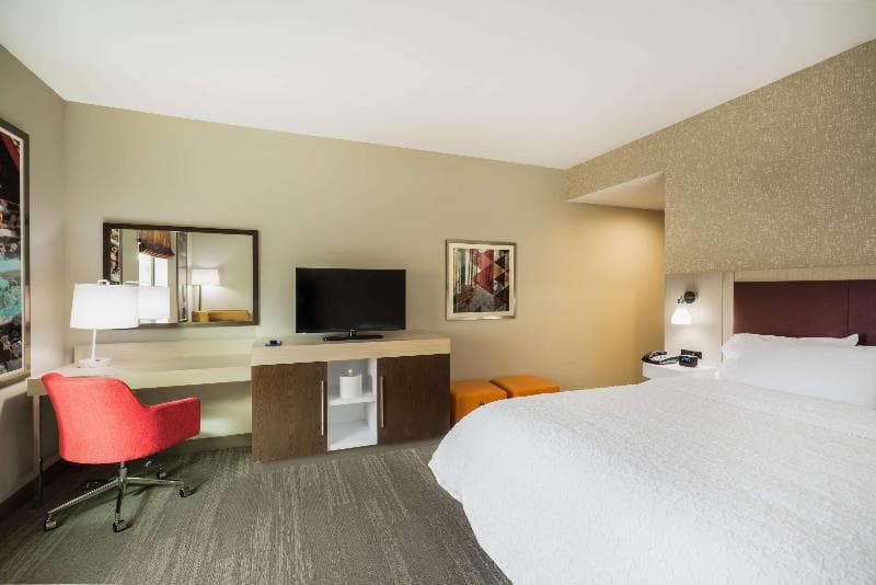 Hampton Inn Newport 4