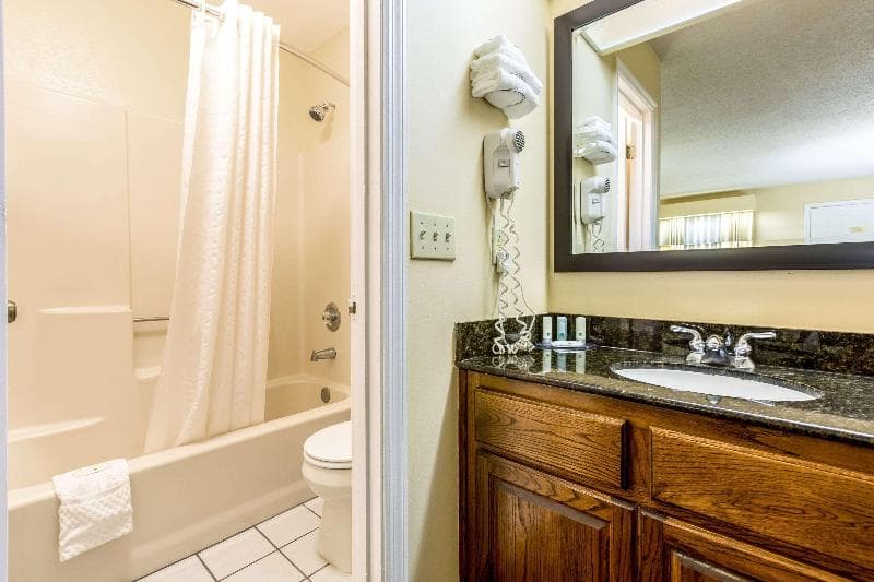 Quality Inn & Suites Near Lake Oconee 4
