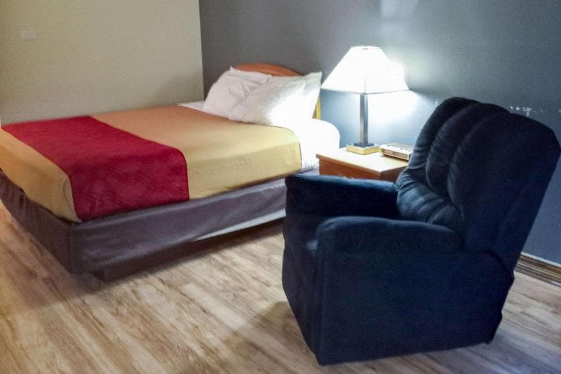 Econo Lodge 2