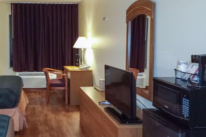 Econo Lodge 5