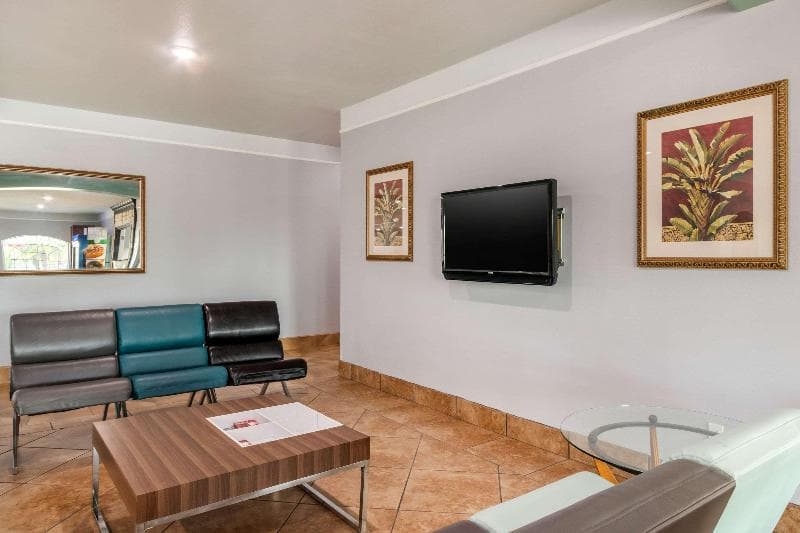Quality Inn & Suites At The Outlets Mercedes/Wesla 4